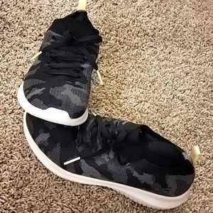 LIKE NEW WOMENS SKETCHERS SIZE 7